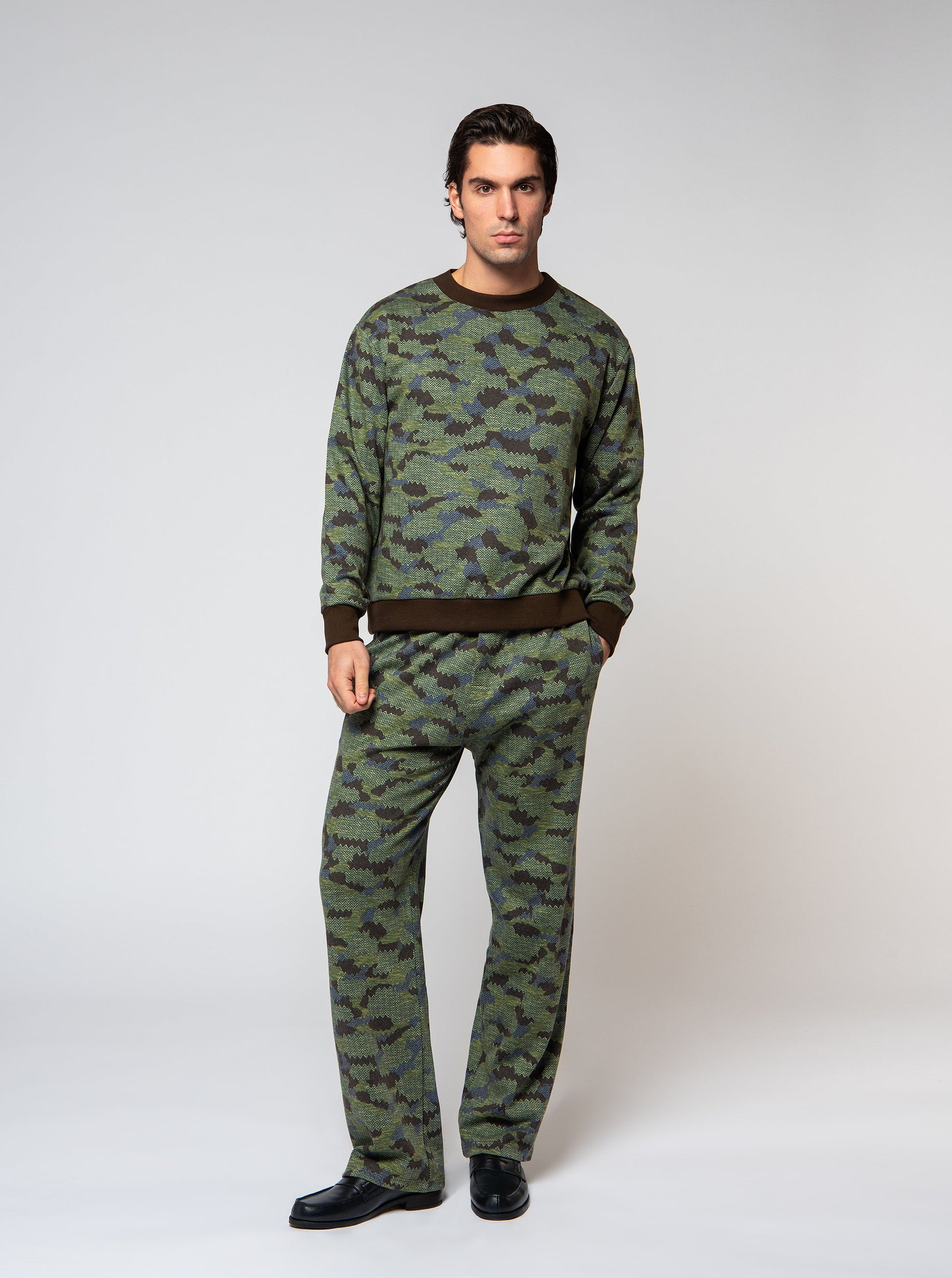 comfortable trousers with elastic band, camouflage motif in cotton jacquard